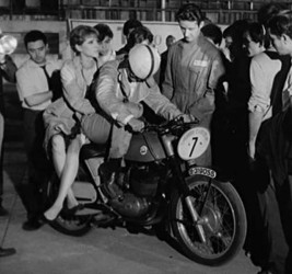 Una <span style="color: #ff0000;"><em><strong>Montesa</span> Impala 4M 175</strong></em> de 1963 en 'La vida es magnífica' de 1964.