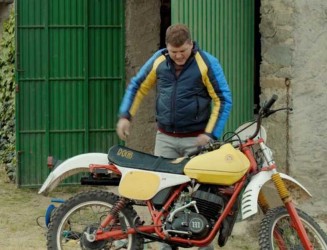 Una <span style="color: #ff0000;"><em><strong>Montesa</span> Enduro H6</strong></em> en 'Villaviciosa de al lado', película de 2016.