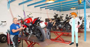 Intente hacerlo con el motor encendido