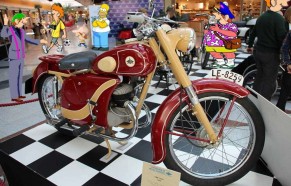 La Lube 125 P, también conocida como "la moto del cura" por evitar con su carenado que se manchasen la sotana