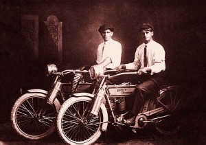 William Harley y su amigo de la infancia, Arthur Davidson, en 1903