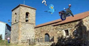 Estaba tan lleno aquel día Peñalba de la Sierra (Guadalajara) que, tuve que aparcar la Hondita en el tejado de la iglesia de San Pedro.