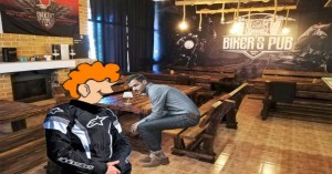 Cuando está sentado y mirando fijamente a la copa, entra un motero con cara de pocos amigos.
