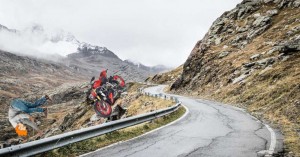 La 'amoto' se sale de la carretera despidiendo al motero.